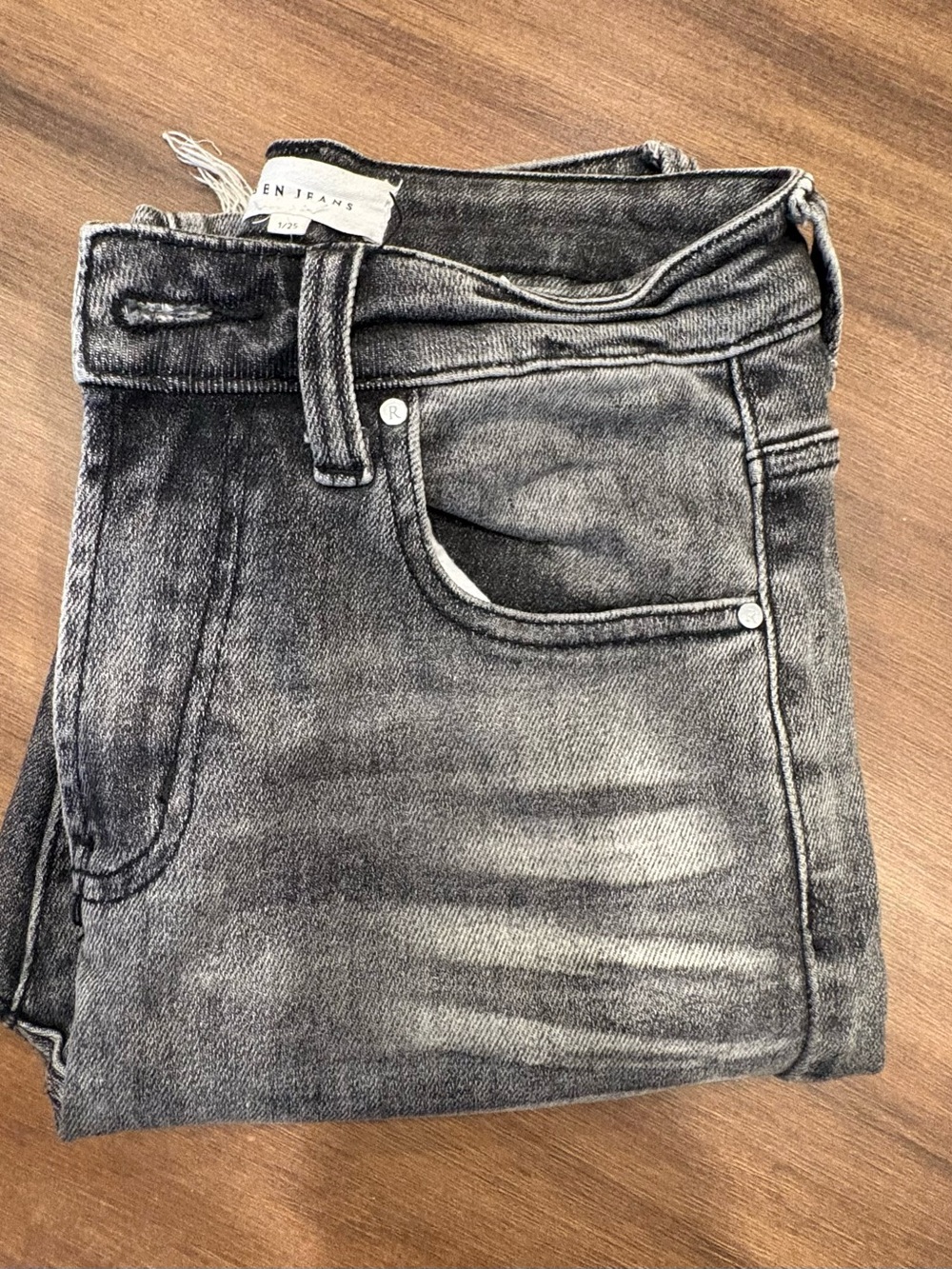 RISEN JEANS
Washed Black/Gray Denim stretch